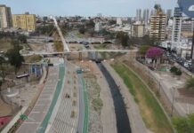 Schiaretti supervisó el puente peatonal que unirá la ex Plaza Austria con Parque Las Heras